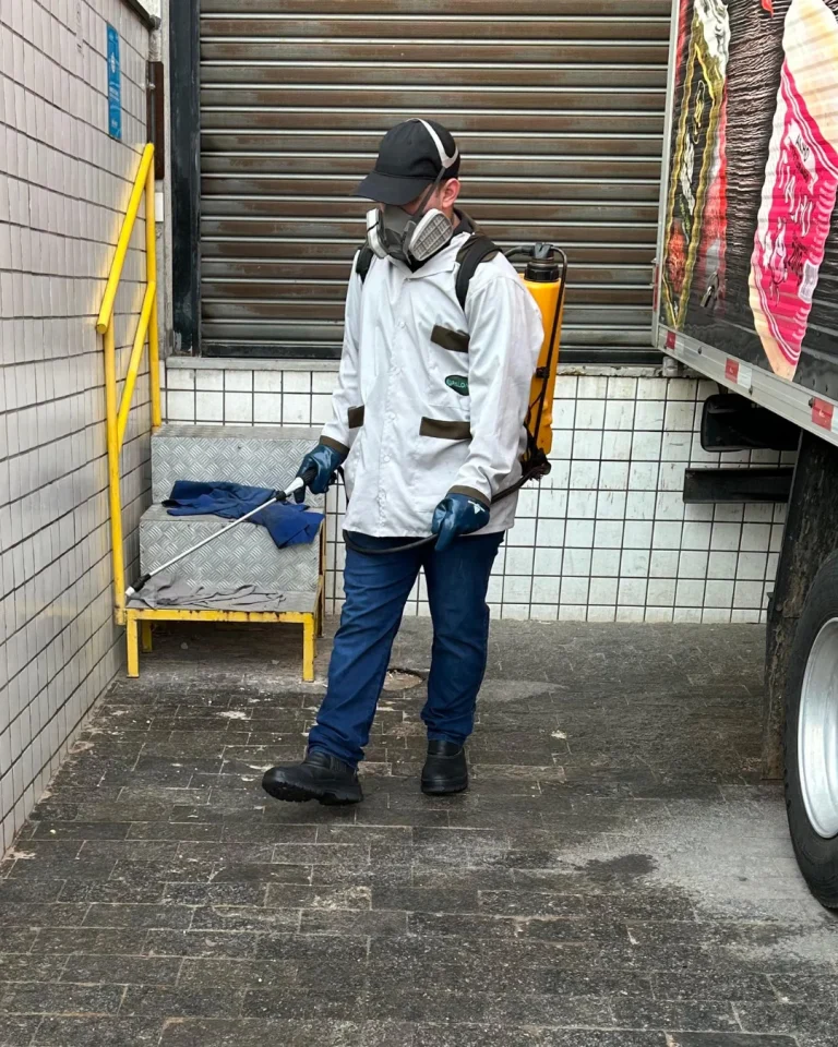 Técnico da PD Controle de Pragas Urbanas realizando tratamento em cozinha