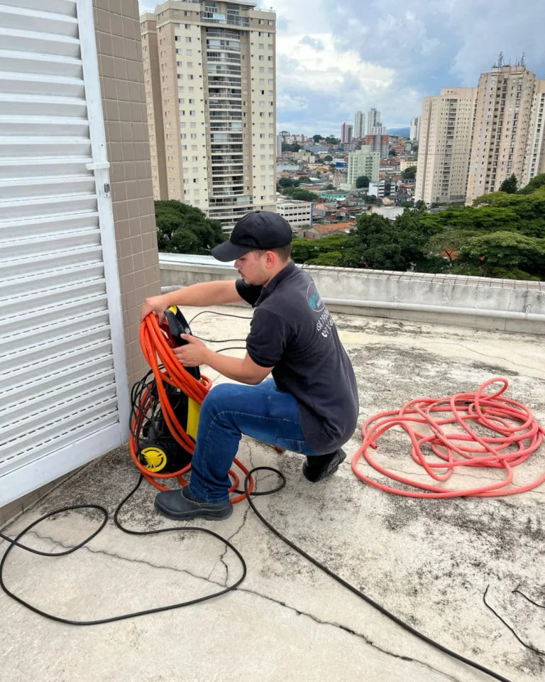 Técnico da PD Controle de Pragas Urbanas realizando serviço em edifício em Guarulhos